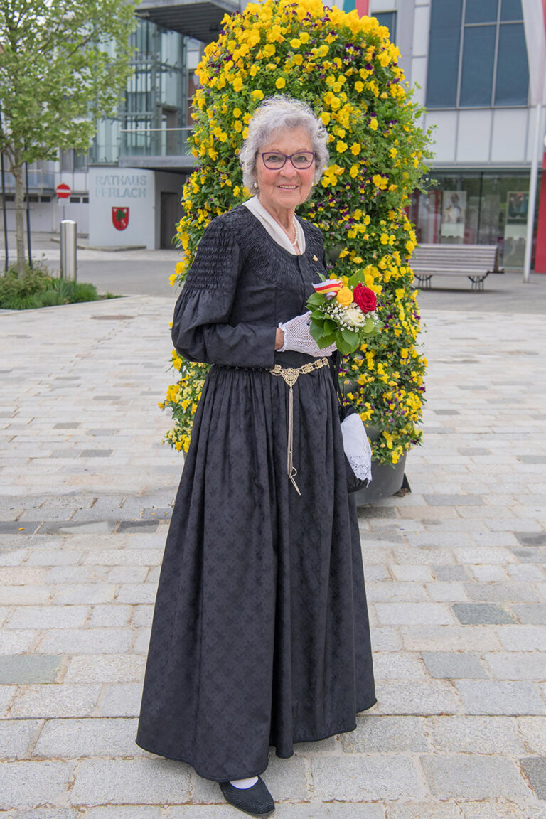 Christine-Schmiedmeier-Ferlacher-Goldhaubenfrauen