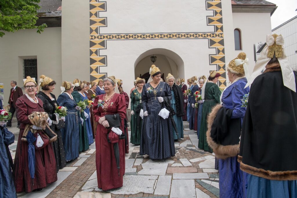 Vereinsjubiläum-Ferlacher Goldhaubenfrauen-Festzug